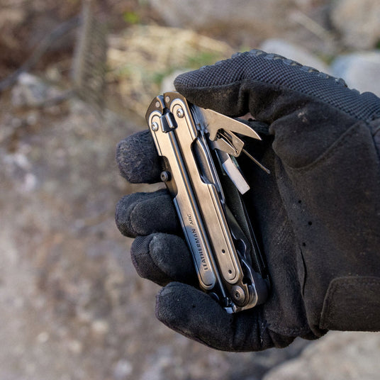 Translation missing: fr.A gloved hand using easy access tools on the arc