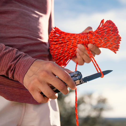 Translation missing: fr.Using ARC blade to cut paracord rope
