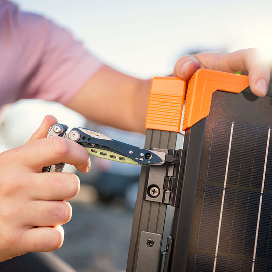 Translation missing: fr.Using the Skeletool CX screwdriver to tighten a screw on a camp stove