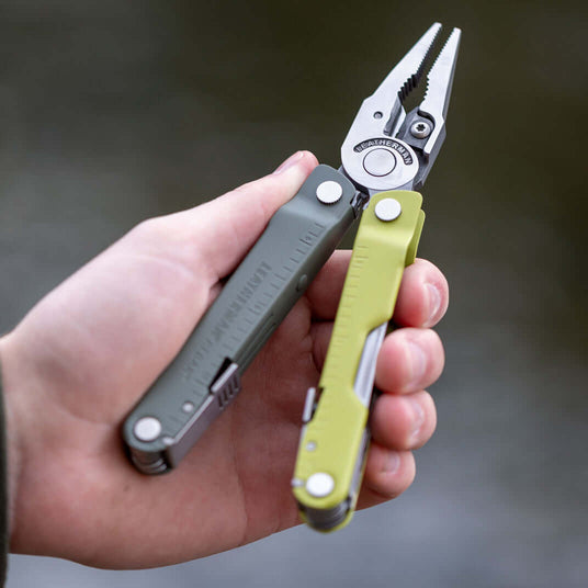 Translation missing: fr.Mossy Slate Rebar held in a hand, open to showcase it's pliers, against a blurred background