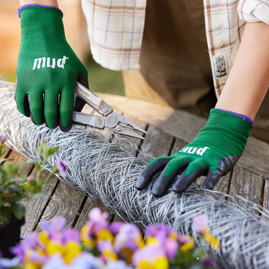 Translation missing: fr.Someone using the wire cutter on a Leatherman Rebar to cut a piece of wire