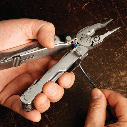 Translation missing: en.Man using Super Tool 300 electrical crimper to crimp the end of a wire