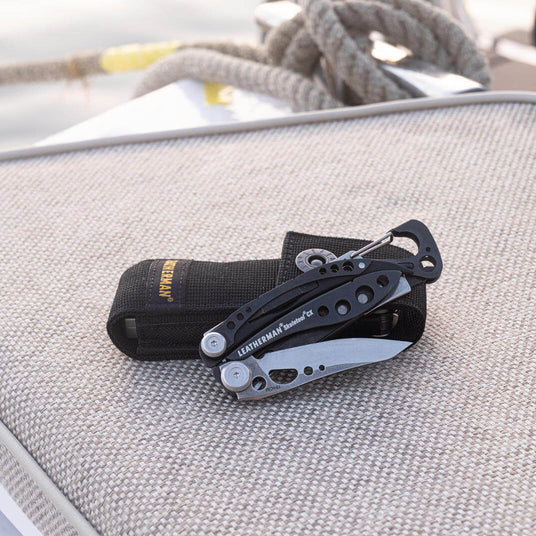Translation missing: fr.Leatherman Skeletool CX and a black nylon sheath on a boat chair