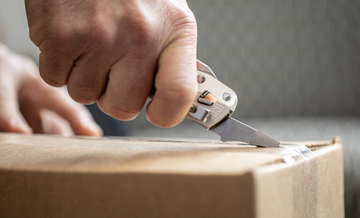 Translation missing: en.Leatherman FREE K4X, silver, package opener tool in use