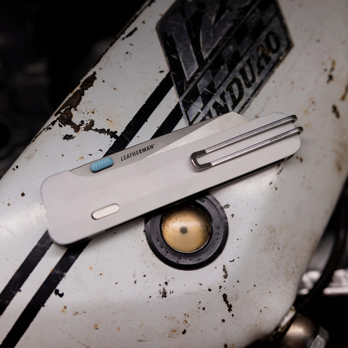 Translation missing: fr.Detailed view of Leatherman Glider on a motorcycle, highlighting its sleek finish