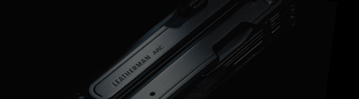 Translation missing: fr.Leatherman arc with a black background