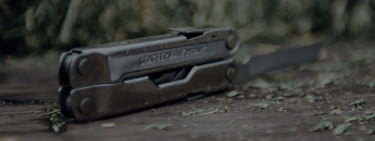 Translation missing: fr.leatherman Rebar open on the ground