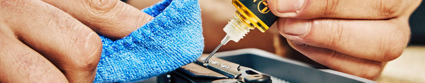 Translation missing: fr.Using the Leatherman Tool Maintenance Kit to clean and oil a Leatherman Wave Plus