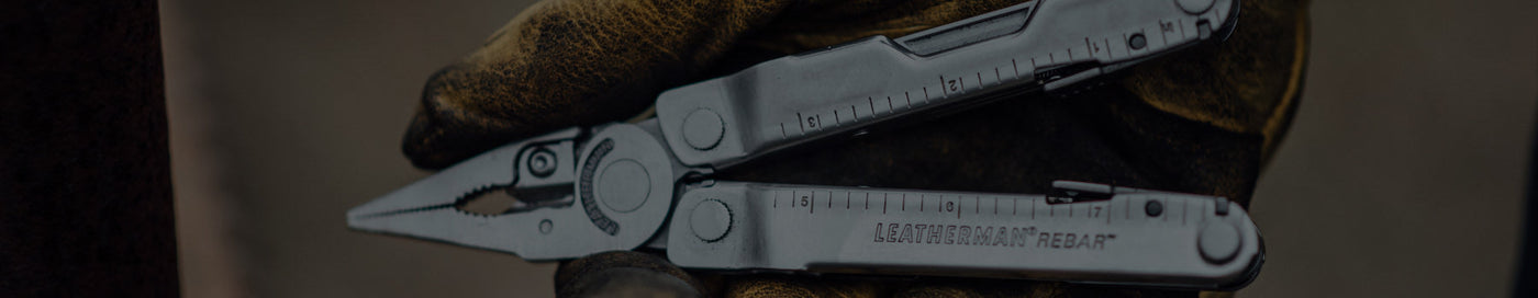 Translation missing: fr.Gloved hand holding a leatherman Rebar with the pliers out