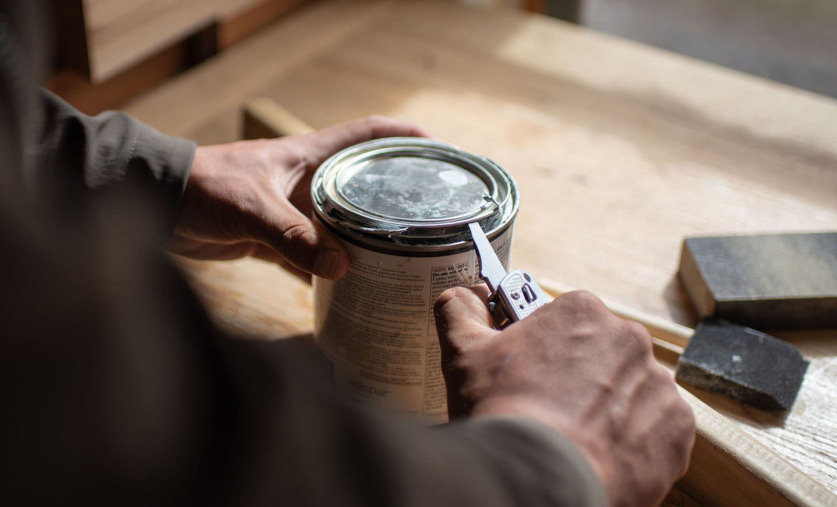 Translation missing: fr.Opening a paint can with a FREE K2X pry tool