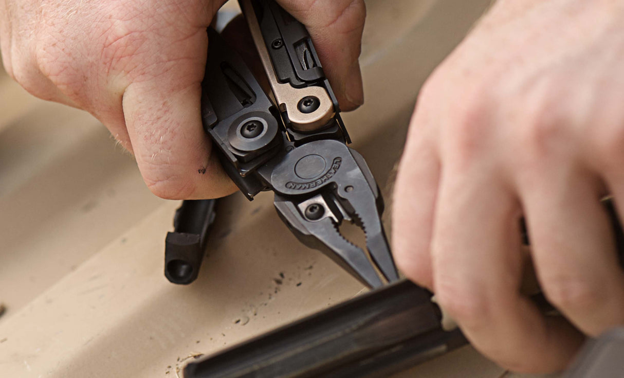 Translation missing: en.MUT pliers being used