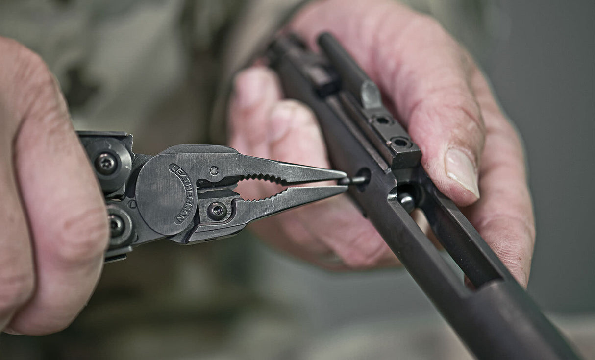 Translation missing: fr.MUT pliers used to tighten screw