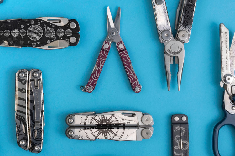 Translation missing: fr.An assortment of customized Leatherman tools on a blue background