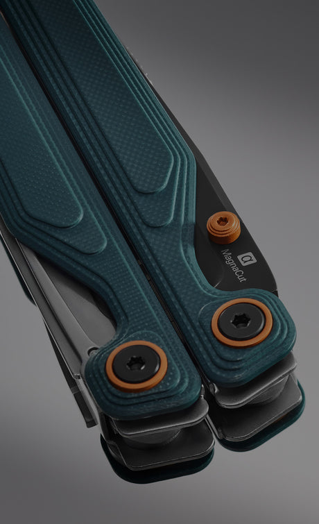Translation missing: fr.Leatherman Wave Alpha with orange and blue handle resting on a neutral background