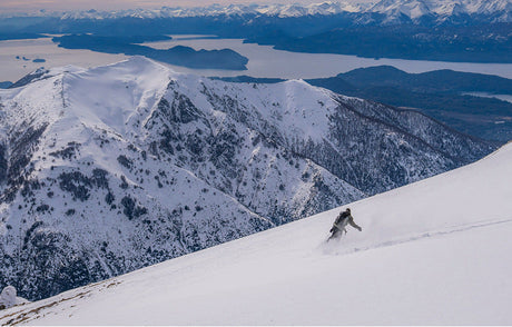 Translation missing: fr.man absolutely shredding on a snowboard