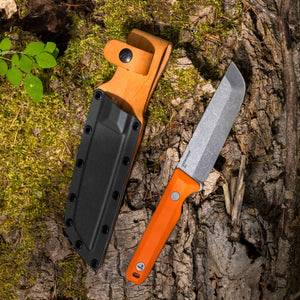 Translation missing: fr.Leatherman Pioneer knife alongside a sheath lies on the ground, with natural elements like dirt and grass around them