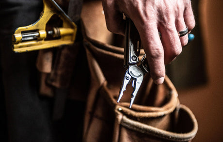 Translation missing: fr.Hand holding charge TTi with pliers deployed