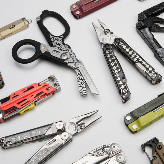 Translation missing: fr.An assortment of Leatherman multi-tools arranged on a table, highlighting their diverse shapes and features