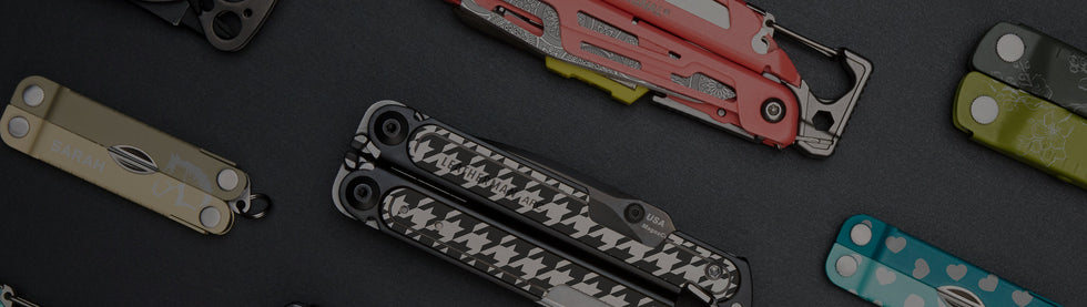 Translation missing: fr.A selection of Leatherman multi tools featuring different styles and sizes, is showcased on a table for viewing