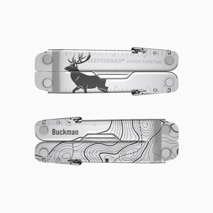 Translation missing: fr.A stainless steel Leatherman Super Tool 300 engraved with a topographic map and a large elk silhouette. A placeholder name “Buckman” appears above the topographic design