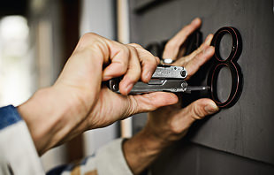 Translation missing: en.A person using a Leatherman Rebar to tighten screw