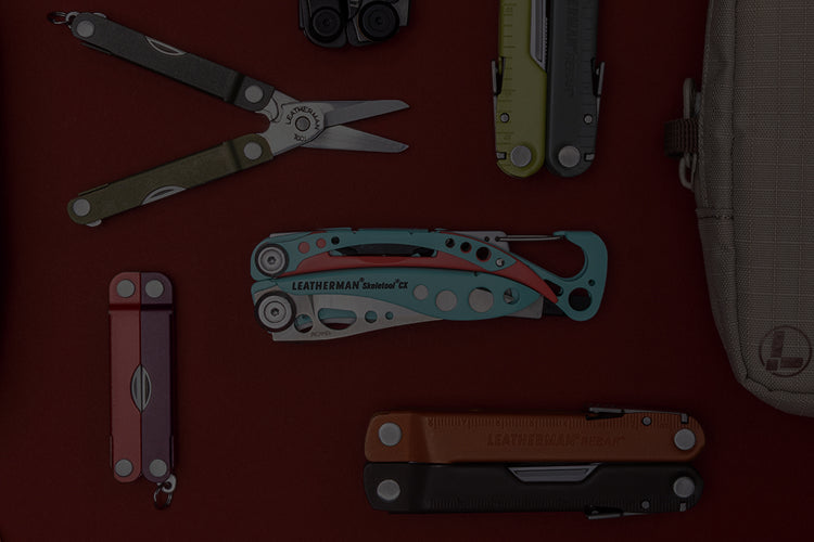 Translation missing: fr.A variety of Leatherman tools in different styles are arranged on a vibrant red surface